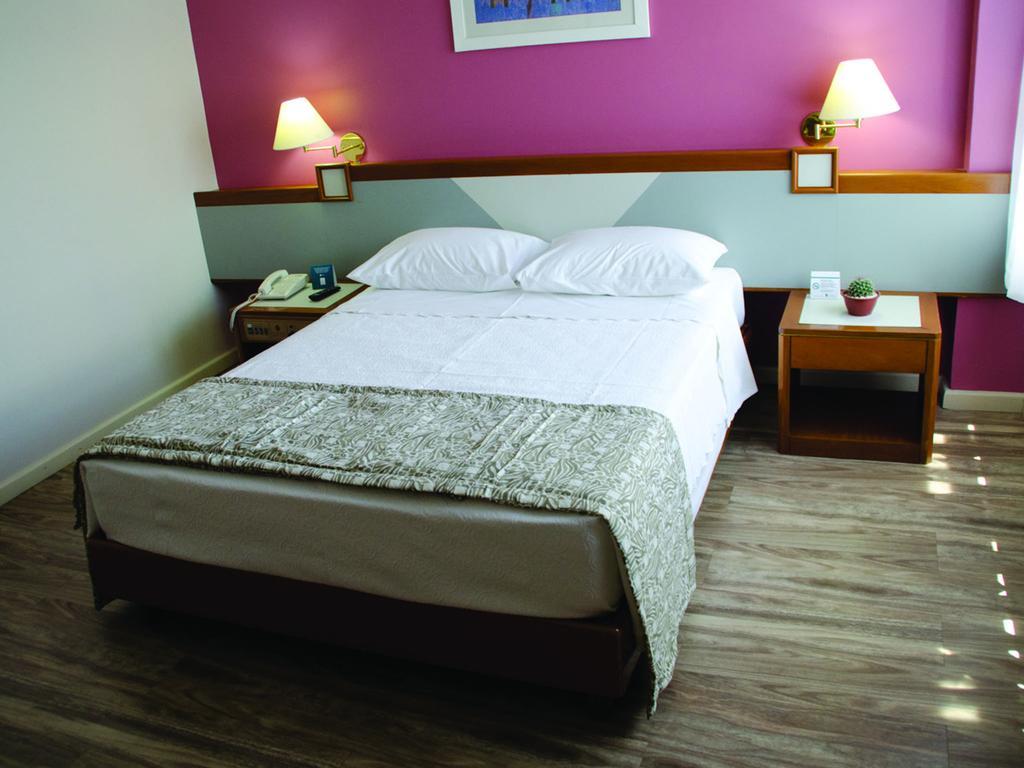 Cachoeiro Plaza Hotel Кашуейру-ді-Ітапемірін Номер фото