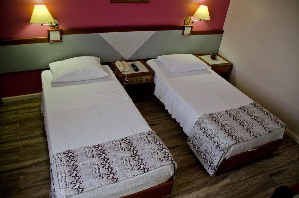 Cachoeiro Plaza Hotel Кашуейру-ді-Ітапемірін Екстер'єр фото